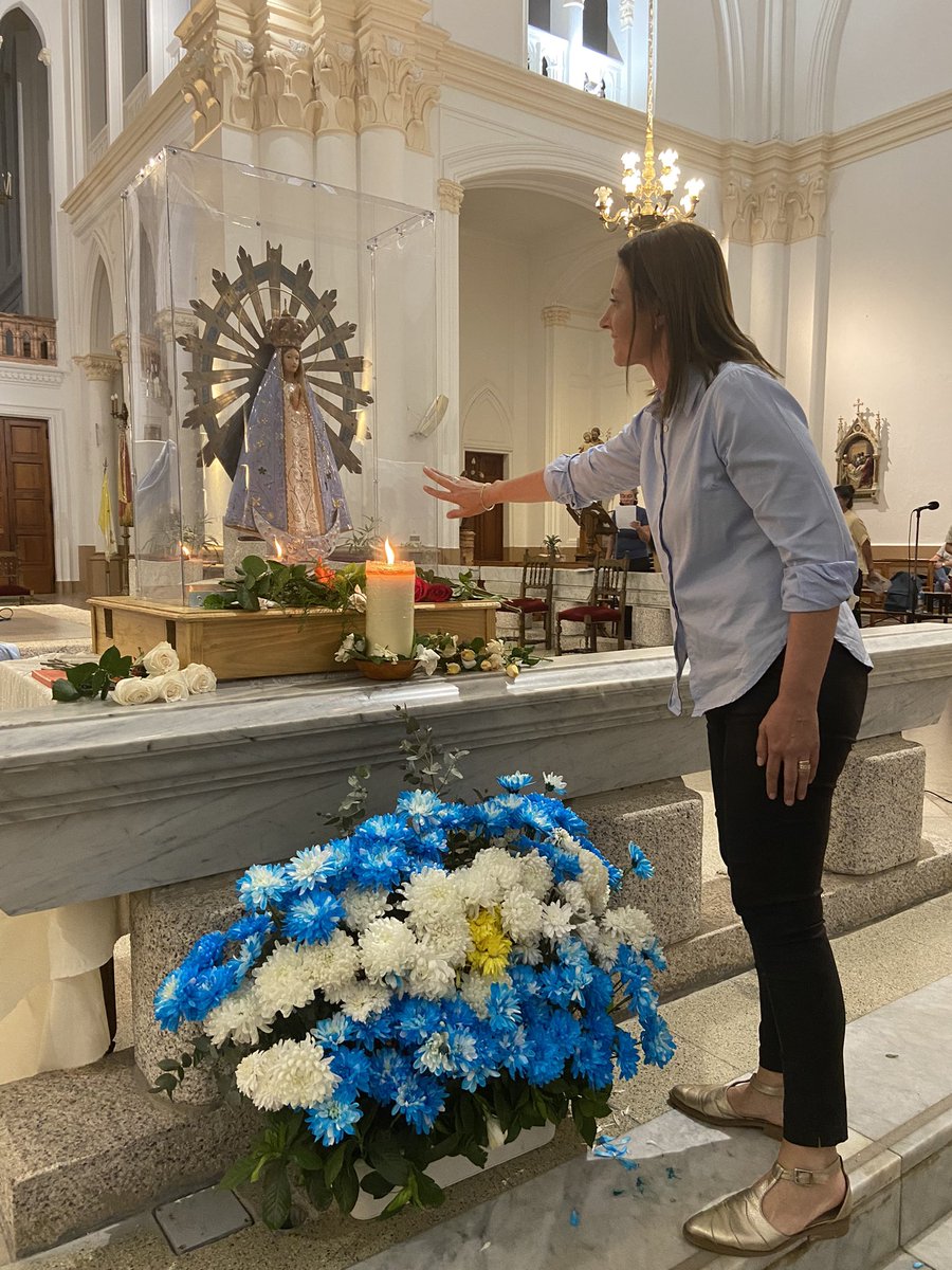 BetinaFlorito's tweet photo. La Virgen de Luján que acompañó a las tropas Argentinas a las islas Malvinas visitó la Ciudad de Santa Fe. 

La imagen volvió a nuestro país en 2019 después de pasar 37 años en Inglaterra. Y en la actualidad la Virgen recorre todo el país acompañada de muchos creyentes. https://t.co/T2njLcJybB