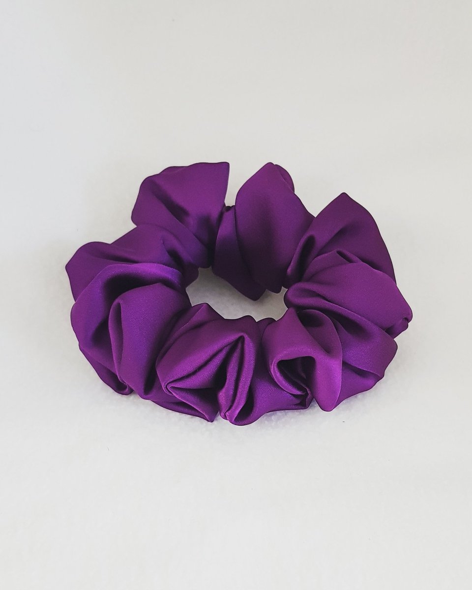 joshandelle's tweet photo. This is our Amethyst satin scrunchie and it's available for purchase @ https://t.co/mmFpD2GS8J 🛒🎁🎄
.
.
.
#SmallBusiness #blackownedbusiness #Mississauga #ontario #Handmade #Handmade #HandmadeProduct #HandmadeHour #gift #giftideas #Christmas #Amethyst #scrunchie #Ontario https://t.co/rwC795dn3f