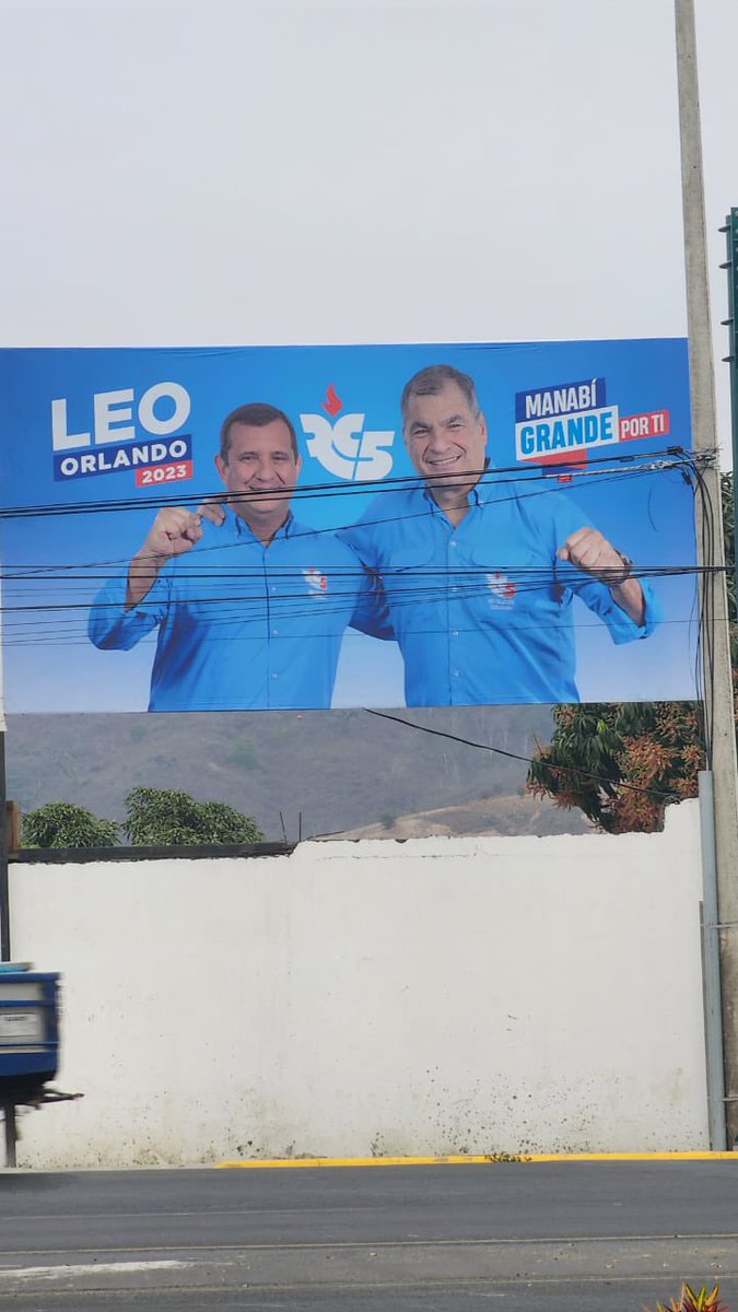 VillaFernando_'s tweet image. Toda la provincia de Manabí manchada con vallas carísimas con la imagen del delincuente prófugo @MashiRafael Dejen de ser cómplices y sinvergüenzas @DianaAtamaint @CNEManabi @cnegobec Solo se acepta un implicado en la valla.