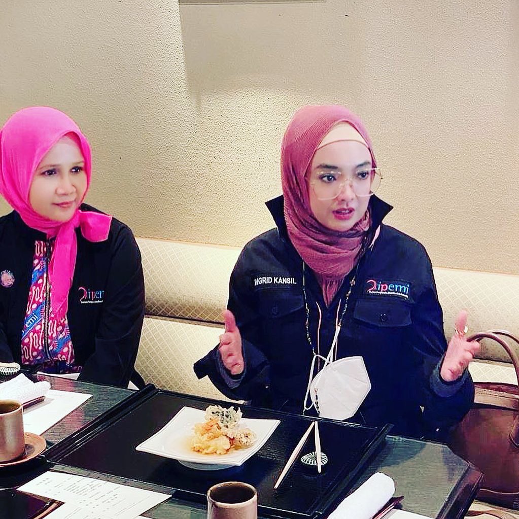 ingrid_kansil's tweet photo. Silaturahmi dgn pengurus Ikatan Pengusaha Muslimah Indonesia (IPEMI) Jepang & mendengar laporan tkait dgn program2 kerja organisasi yg sdh dijlnkan #ipemi #ipemijepang #womenempowerment https://t.co/NCCeFo9aIJ