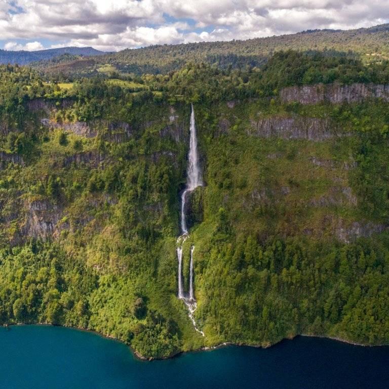 Salto el Calzoncillo (400 mts de caída), Lago Rupanco, sector Santa Elvira, Puyehue.🍃💦🇨🇱

Foto de Guillermo Casanova <a href="/aeronova/">Kyunghoon K Lee</a>.dron
