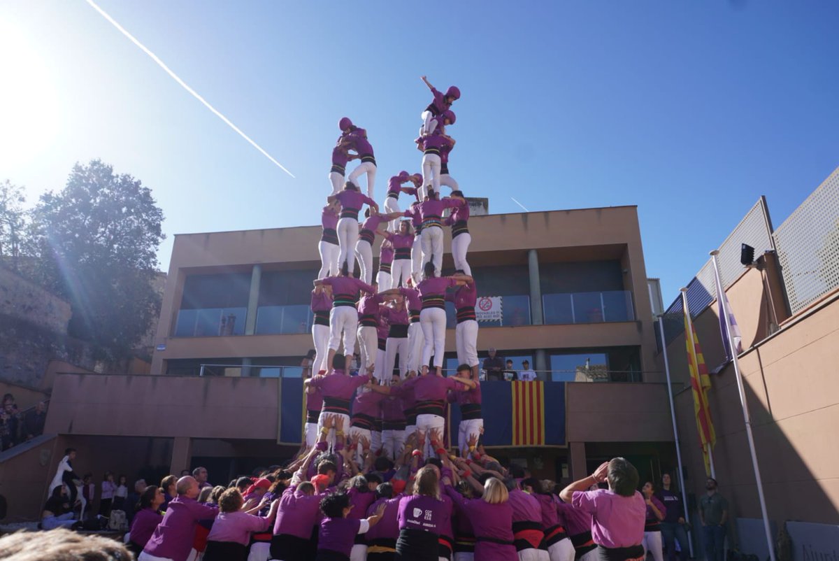 moixiganguers's tweet photo. FINAL DE TEMPORADA
Avui hem acabat la temporada a Sant Martí de Tous.
Hi hem descarregat 2p4 (ofici), 3p4, 9d7, 4d8, 3d7+4d7 simultanis, 2p5, els pilars al balcó i l'espectacular p5fm dels #Minimoixis 😊.
Gràcies per ser-hi i fer possible la millor temporada!
#castells https://t.co/eImnJAW1nf