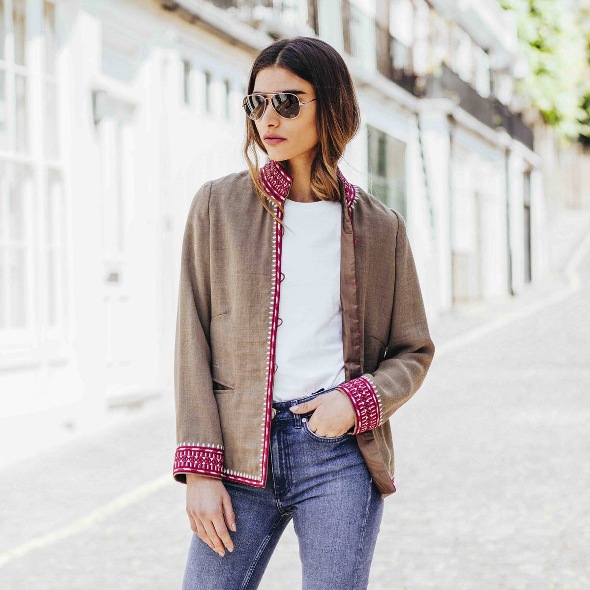 استعدي للشتاء بإطلالة أنيقة مع جاكيت آثارنا المستلهم من الثوب النجدي التقليدي (الدقلة) مصمم يدويًّا بالتعاون مع فنون التراث.

#آثارنا 
#atharna