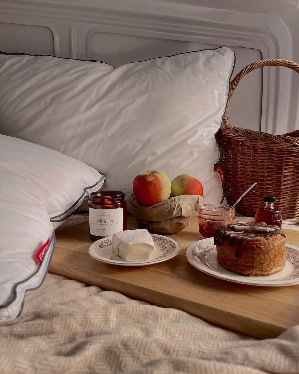 Endy's tweet photo. You heard it here first: fall picnics in bed are definitely a thing. 🍎🧺 (@mappingwellness via IG) https://t.co/3elKZZTqrE