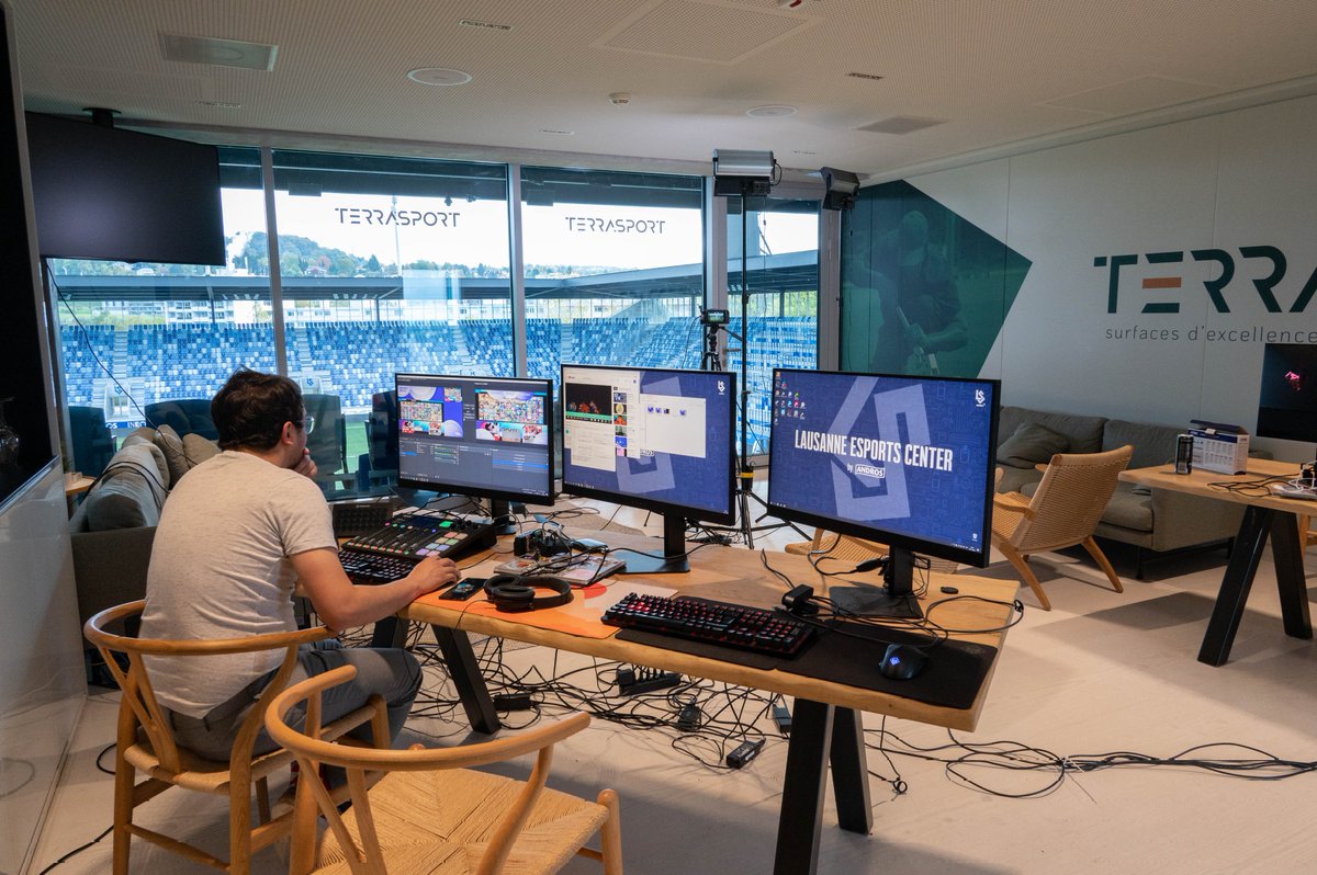 lausanneesports's tweet photo. MERCI POUR LES ÉMOTIONS 🤩
🎙 Au cast @LightningEnki @Arkivana @BenooouSSB @RohanDoge vous ont fait vibrer comme jamais 🤯
🎥 Sans oublier l'équipe à @KitsuneNosaka qui a produit un superbe travail à la régie @Goltica_CH @Jesuisparpaing @blydealt 🥰
#FestiGames 🏟 https://t.co/wLdPJUPDia