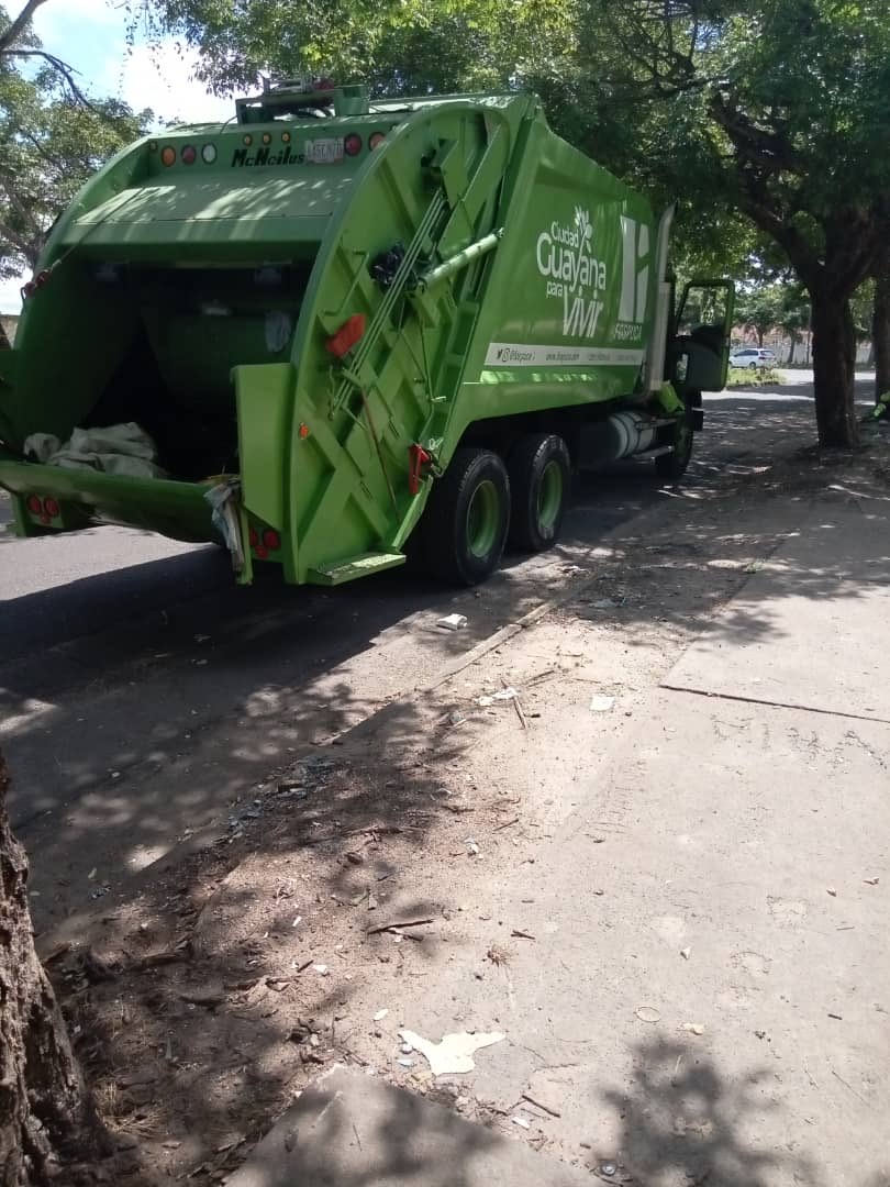 fospuca's tweet photo. Les presentamos el ANTES y DESPUÉS de la Av. Monseñor Zabaleta, Parroquia Universidad, Ruta C13, #Caroní. 

Comprometidos con los guayaneses para asegurarles una ciudad más limpia. #FospucaCumple https://t.co/Ori5PYsfTp
