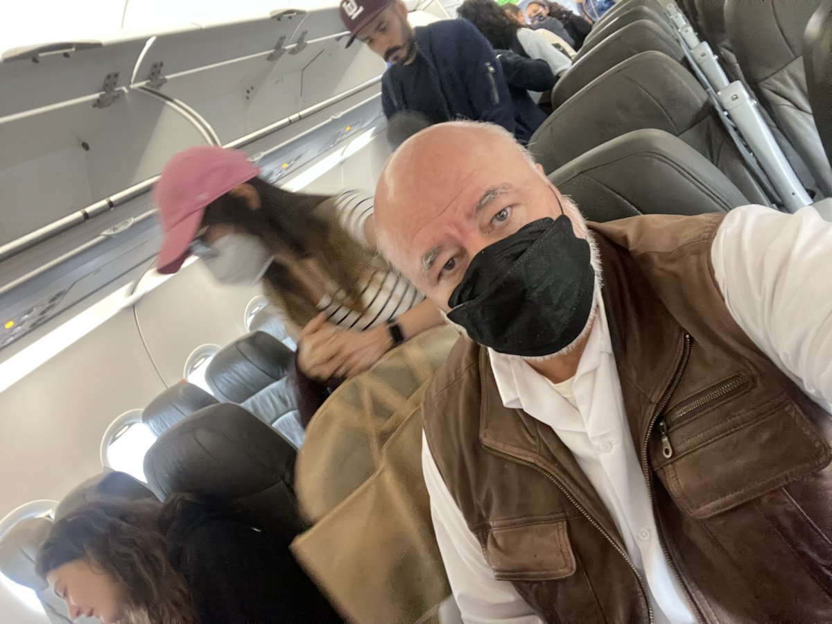 ClouthierManuel's tweet photo. Abordando vuelo a la CDMX para llegar puntuales a la marcha para defender al INE! https://t.co/xxFYHU2Sig