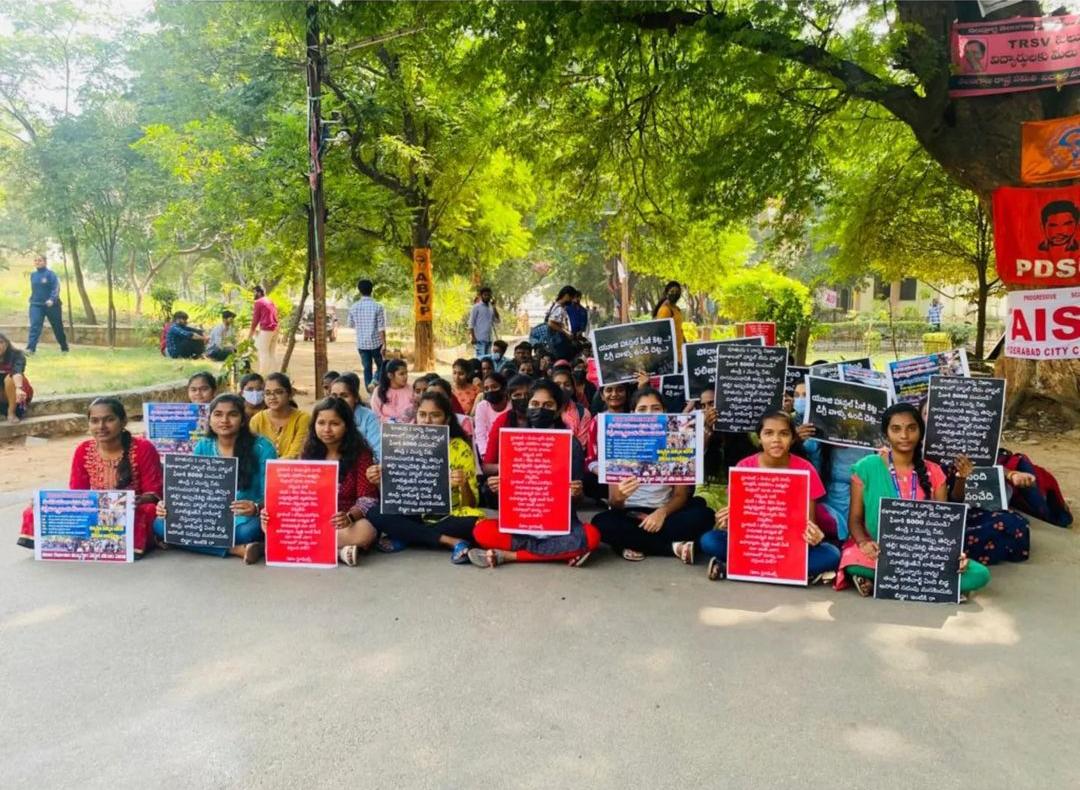 ibrahim81848's tweet photo. WE WANT JUSTICE ✊
UG girls కి క్యాంపస్ హాస్టల్ 100%ఇచేంతవరకు మా nizamians ఈ ఉద్యమాన్ని అస్సలు ఆపము..అవసరమైతే ప్రాణాలైనా విడుస్తం కానీ మా హాస్టల్ మాకు
@KTRTRS 
@SabithaindraTRS https://t.co/IQAV9VtEgm