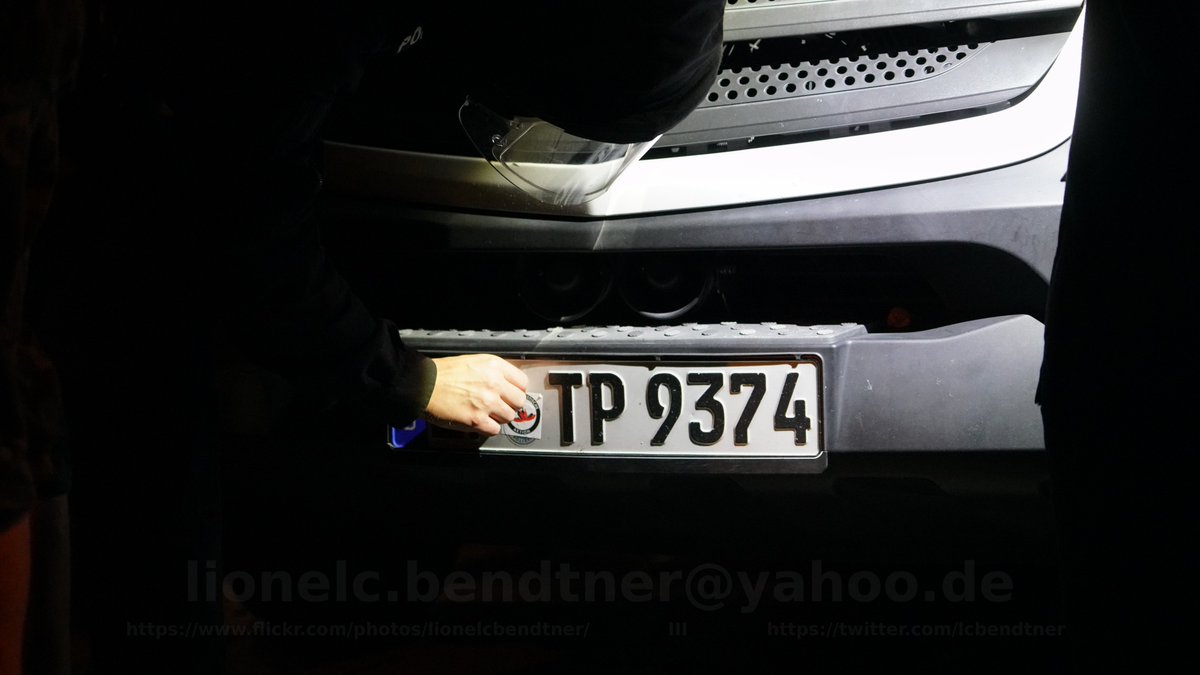 Rund 2.000 Menschen beteiligten sich gestern an einer #Antifa-Demo gegen einen rechten Aufmarsch in #Erfurt. Mehrere Hundert blockierten gegen Ende die Route, sodass der #Neonazi-Aufmarsch umgeleitet werden musste. Hier gibt's meine Fotos:
flickr.com/photos/lionelc…
#ef1211