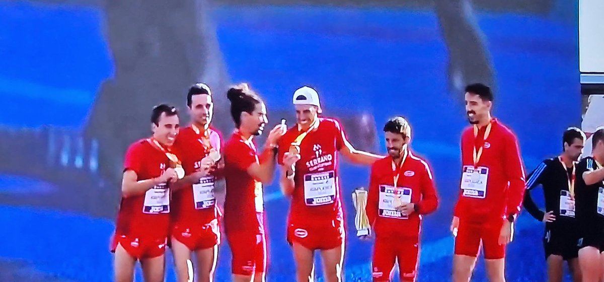 ¡Campeones de España de Cross!
Día histórico para nuestro club y sus integrantes, desde los propios campeones a los corredores populares que son la base del club, la familia Serrano que hace posible este proyecto y a todos los que pusieron su granito de arena durante el camino.🏆