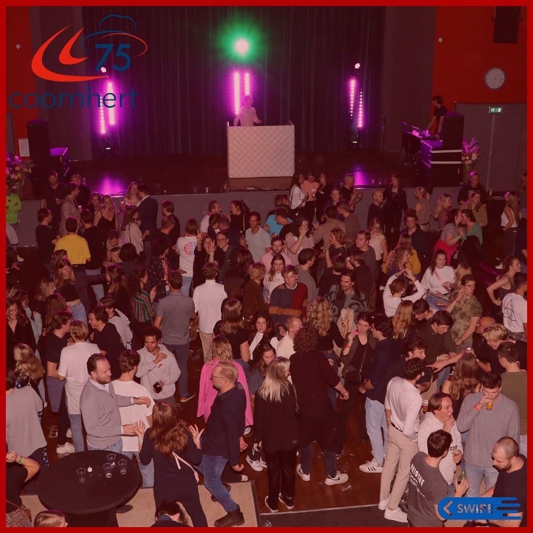 Vanwege ons 75-jarig bestaan was de school vorig weekend gevuld met 1850 oud-leerlingen en -docenten op de reünie! 
Het was een fantastische dag, waarbij je lessen kon bijwonen van (oud-)docenten of bijpraten met je klasgenoten van vroeger. De avond werd afgesloten met een feest!