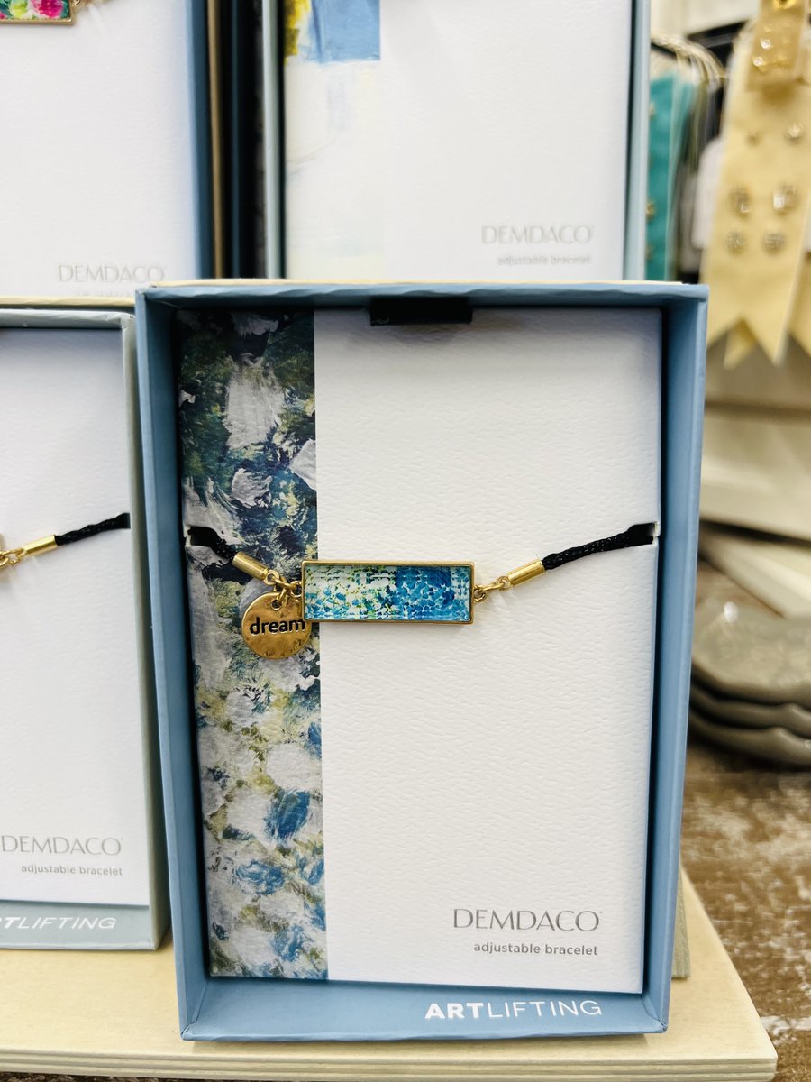 AceofGray's tweet image. NEW ARRIVALS!! Check out our NEW Artlifting Bracelets from Demdaco! Each Bracelet has a different art design and meaning behind the bracelet! Stop by and get yours today for just $26.99!😍
#ShopAceOfGray #TheresNoStoreLikeIt #OneStopShop #GreatGifts #WeGiftWrap #NewArrivals...