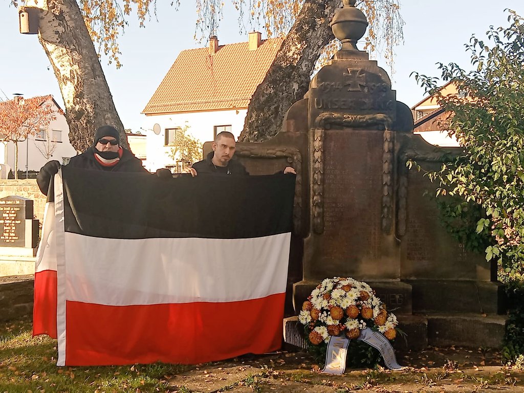 Seit 27 Jahren, so auch heute, Heldengedenken in #Zweibrücken, trotz Oberguru Klaus S. vom Ordnungsamt ZW , der meinte , er entscheidet hier wer stört 😂😂😂 .
Antifa Möchtegern Pressefutzi , Kai Schwerdt, suchte Schutz bei der Polizei .
#KeinVergebenKeinVergessen