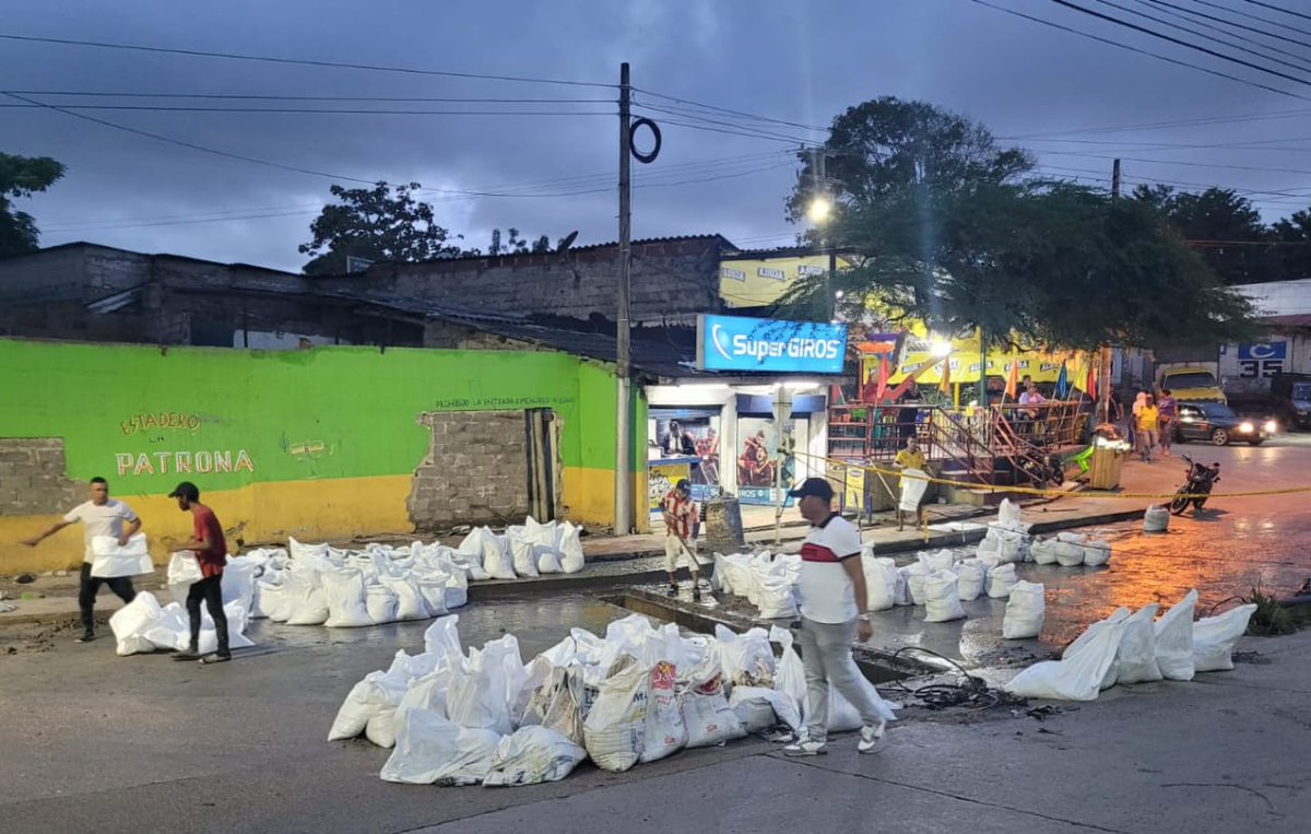 MalamboAlcaldia's tweet photo. A través de las Secretarías de Gobierno e Infraestructura, realizamos limpieza de las alcantarillas de la entrada principal en #Calle10, recolectando más de 122 sacos con desechos sólidos que las mantenían totalmente tapadas. Hacemos un llamado a NO arrojar basuras a las calles https://t.co/i8RBXaCFB5