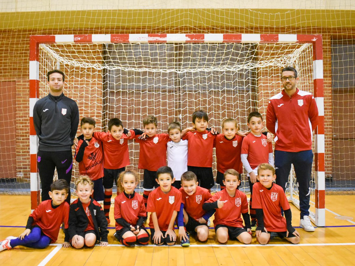 Esta mañana ha dado comienzo a la Liga Globalcaja prebenjamin, y nuestros chicos han coseguido la victoria contra Arcas. Para muchos era su primer partido y han podido disfrutar y divertirse juntos y eso es lo más importante 💪🔴⚫️⚽️👶