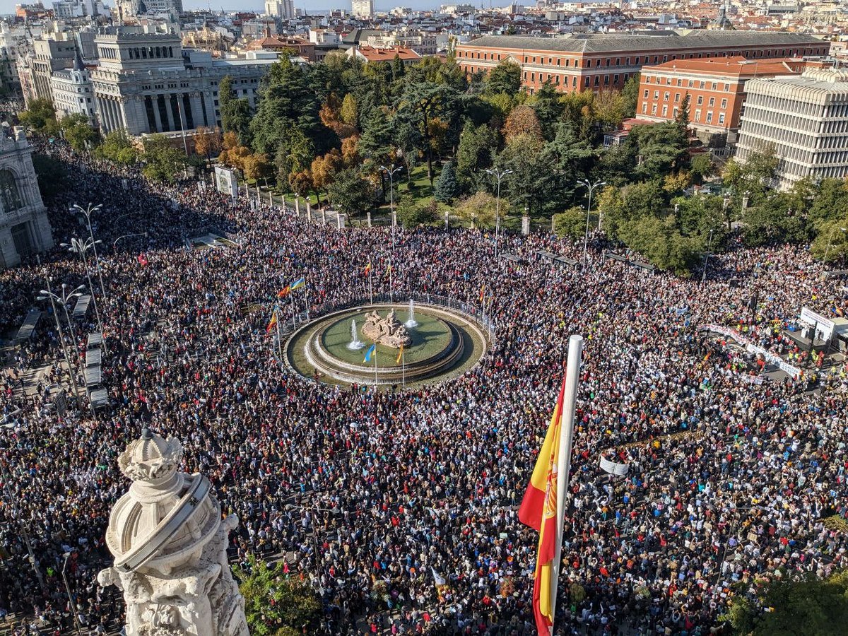 alvaromblazquez's tweet photo. Exitazo rotundo de la manifestación por la Sanidad Pública. Ni es por 34 médicos, ni es la manifestación de la izquierda, ni es un boicot. Es la ciudadanía madrileña en pie defendiendo con uñas y dientes su sanidad. https://t.co/0bHbfdLrRI