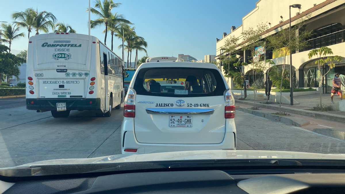 Marchelinno4's tweet photo. No Vengas a Puerto Vallarta el día de hoy. Hay Caos en tráfico por evento deportivo. Lo ideal sería que hubiera una mejor planeación. Una lastima.

@PuertoVallarta 

 #PuertoVallarta https://t.co/9baI30pd74