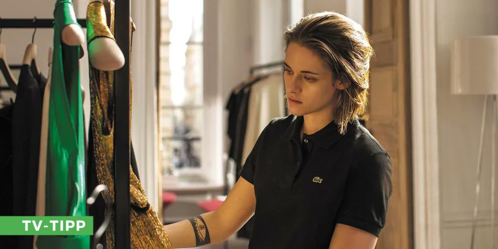PERSONAL SHOPPER: Kirsten Stewart spielt die Einkäuferin eines jungen Starlets, die den verhassten Job nur macht, weil sie  in Paris auf eine Nachricht ihres verstorbenen Bruders wartet. Um 20:15 Uhr auf ServusTV: buff.ly/3zNmHPD