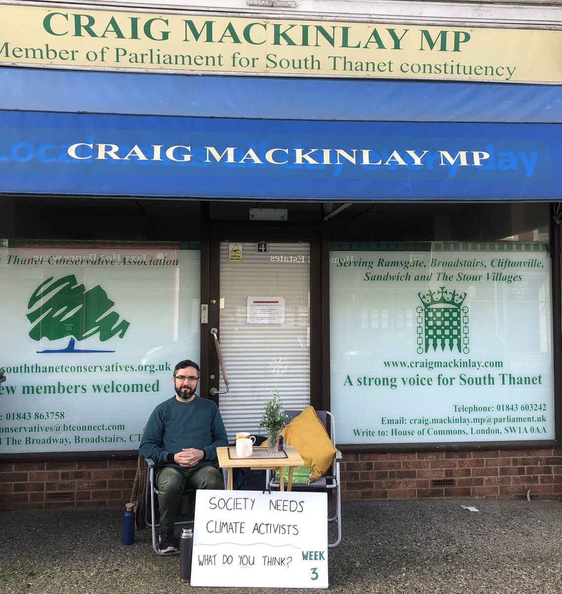 DrChrisNewman's tweet photo. #Sundaysforscience week 3 outside Craig Mackinlay MP's office. Alongside quite a few averted gazes there were 15 thumbs up, 3 big smiles, one theatrical wave and a couple of horn beeps. No-one stopped for a tea + a chat though...next time I'll bring flapjacks
# Thanet #Kent https://t.co/U8g3N7hhPi
