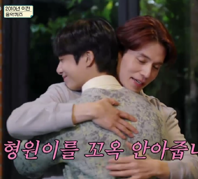 FROMHW2's tweet photo. 채형원 앤나 이동욱 포옹 달콤하다 https://t.co/tzoF9JsVxm