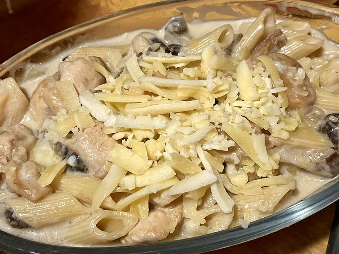 グラタン用チーズが明らかに足りなかったのでカマンベール大盤振る舞いした 