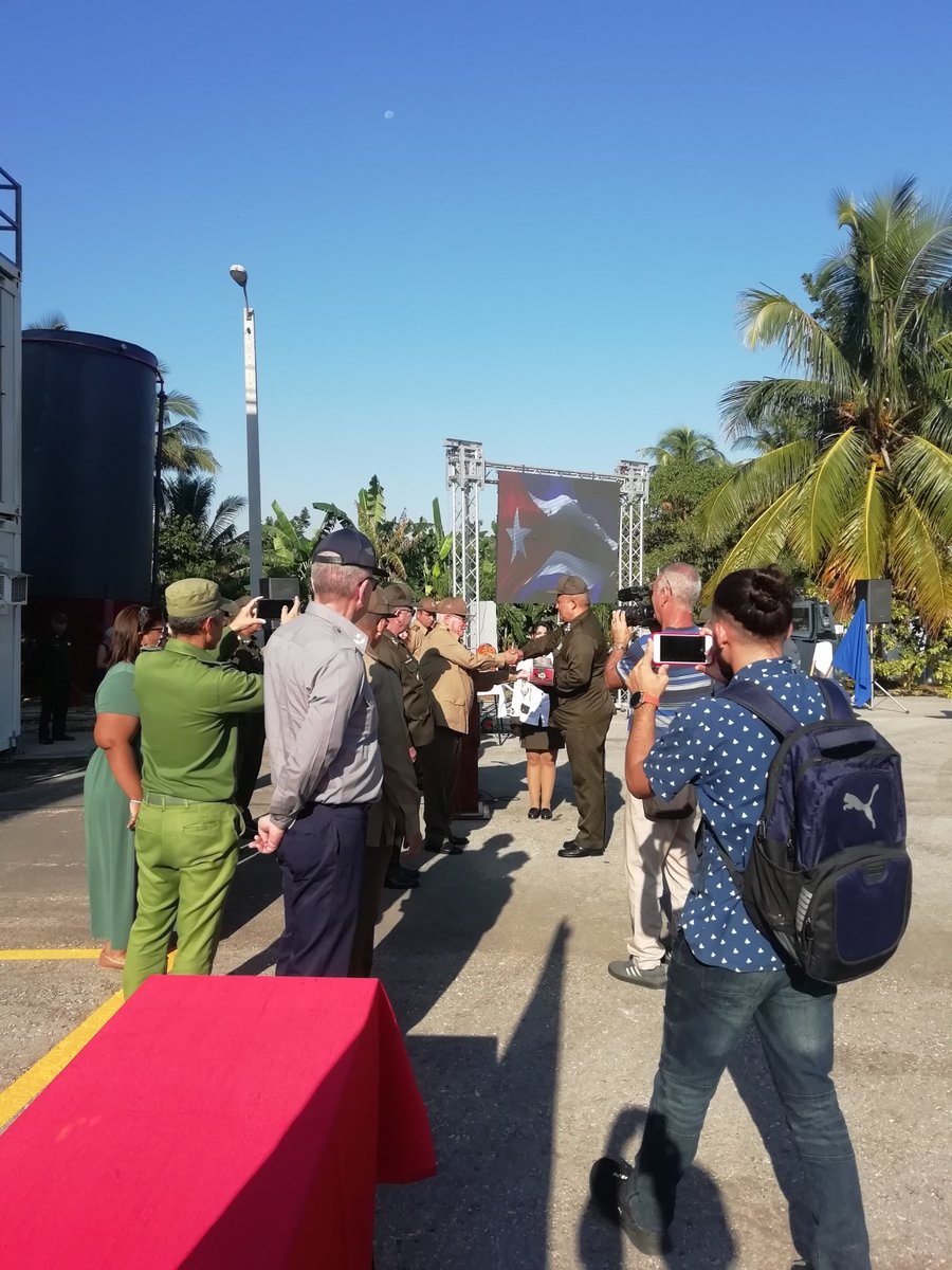 Concede las FAR la Réplica del Machete del Mayor General Antonio Maceo Grajales al Cuerpo de Bomberos de #Cuba por su actitud valiente y decidida en el cumplimiento del deber, y en ocasión de su aniversario 326.