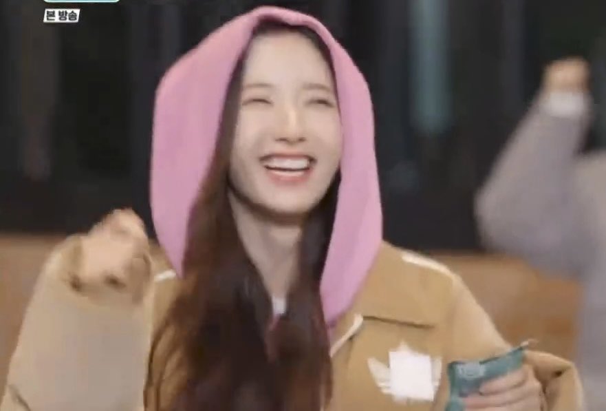 exseolbo's tweet image. bona and her pink hood ;(