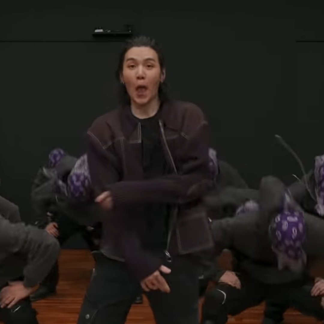 hadasa1981's tweet image. Es que, es que...en el concierto esa clase de movimientos telúricos no se ven. No sé si no los hizo o si solamente no lo capturó la cámara...😭
Pero de todos modos
#RunBTSRules
#runbtsdancepractice 
I'm voting for @BTS_twt for Favorite Pop Duo or Group at the #AMAs