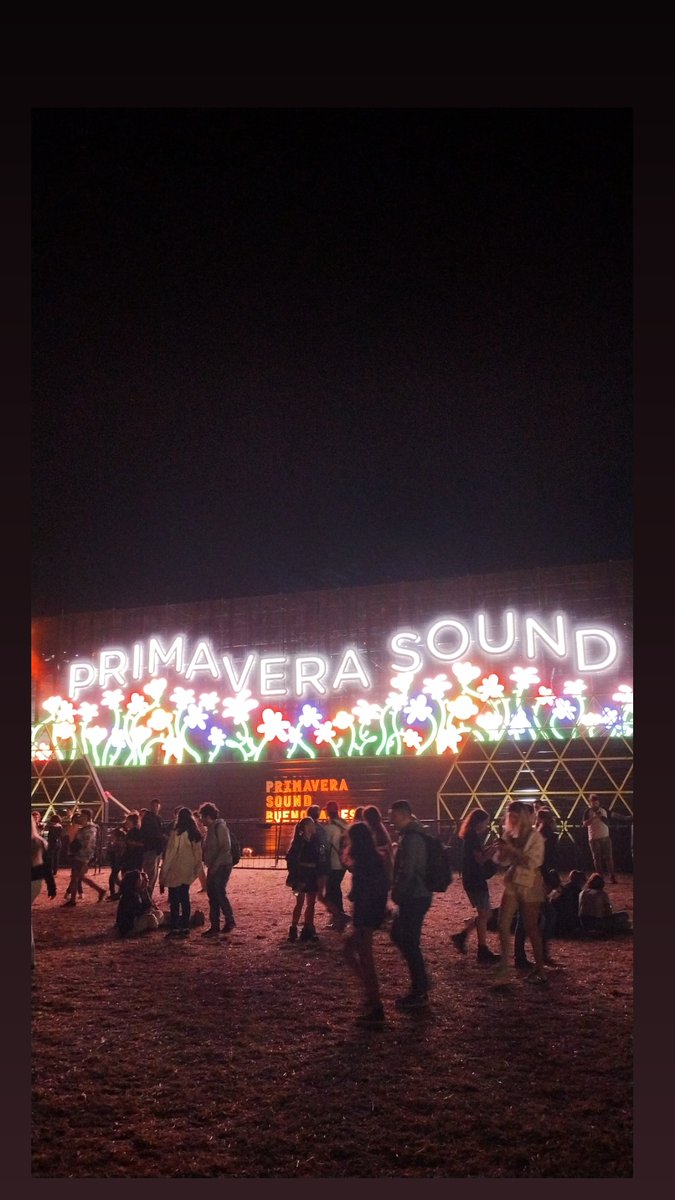 SantiDoSantos's tweet photo. Siempre quise hacer un hilo:
Mis VERDADES del Primavera Sound 12 de noviembre #hernancattaneo #mistki #Miranda #damasgratis #lgante #charlixcx #TravisScott
PD: nací en el 90', compré para Arctic Monkeys, y como ya tenía un día te ofrecían el otro por chirolas, venga. https://t.co/so8XjR83Pw