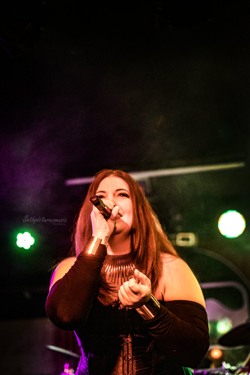 SethAbrikoos's tweet photo. OfficialGallia playing at FemME Battle - NL Preliminary, part 2.
.
.
.
.
.
.
.
#sethpicturesmusic #sethabrikoos #muziekcafe #helmond #drummer #drummersofinstagram #drummersfromhell #drummerlife #drummerboy #drummermen #metalheads #metalmen #hornsup #symphonicmetalmusic https://t.co/V16bQ1C3tT