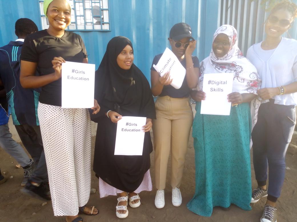 AndreLutula's tweet photo. It was a wonderful day for me to be part of refugees group leaders with madam Doris.
The purpose of our meeting was to discuss about youth declaration in our community.
Thank you madam Doris for your coming here in kakuma refugee camp https://t.co/0yP2mzfQIv