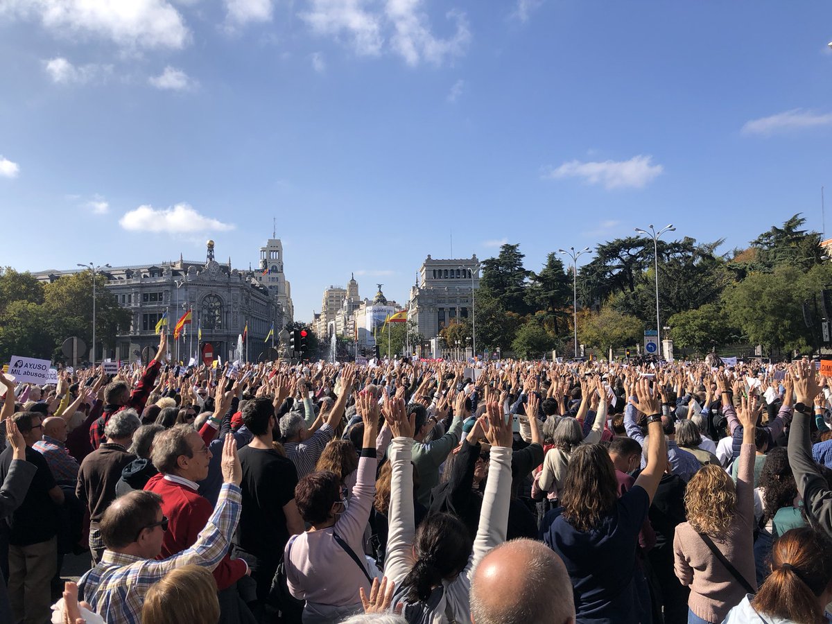 fneirad's tweet photo. Un día inolvidable. Un sentimiento de profundo orgullo ciudadano. Y, ojalá, un punto de inflexión definitivo. 

Hemos sido muchísimos. Ha sido emocionante. Y quien no quiera verlo es ciego, sordo o, muy probablemente, necio

#13NoviembreTodxsACibeles #MadridSeLevantaEl13 https://t.co/HFuGxW6Tno