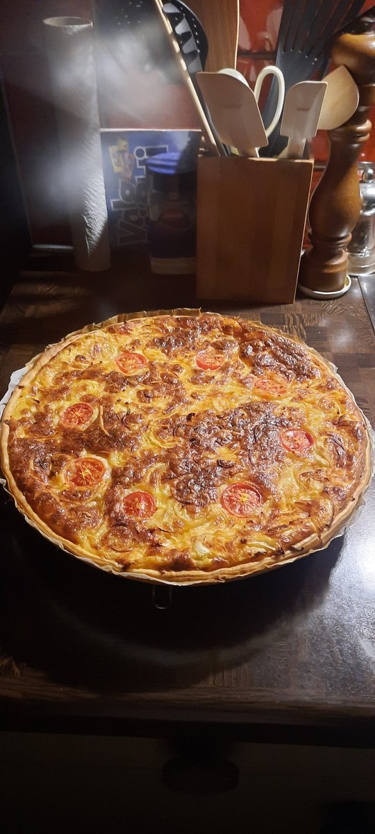 Zwiebel-Käse Kuchen
Oder wie ich sage: "Bölle-Chääs Tünne"