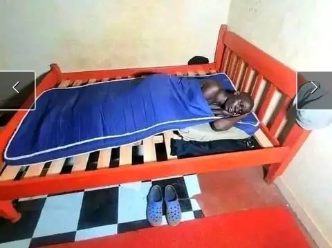 MeshWeida's tweet image. Kijana yangu usiende kuishi kama watoto wa matajiri😂😂