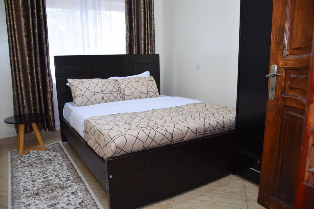 CharolFhidhel's tweet photo. Coming to Mbarara this Christmas season with your friends or family &amp; looking for a serviced (Furnished) apartment to spend a few days or weeks running your errands?

#NyonyoziHomes got you covered! 

The 3 bedroomed furnished apartments in kakoba quarters will sort you out!! https://t.co/UcnDN55Lz9