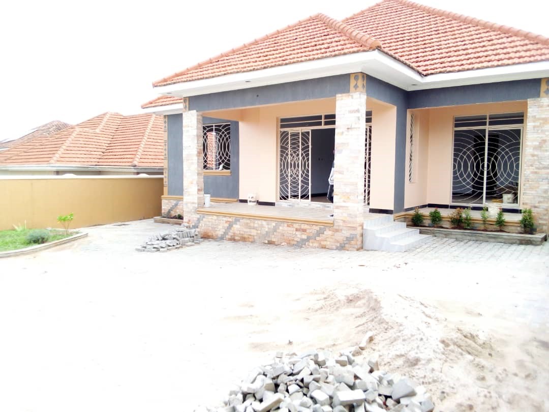 dnMore_UG's tweet photo. NEWLY CONSTRUCTED BEAUTIFUL HOUSE FOR  SALE IN NAMUGONGO IT HAS GOT 4 BEDROOMS
3 BATHROOMS , SITTING DINING ROOM AND KITCHEN 
SITED ON 12 DECIMALS READY TITLE ON TABLE ASKING PRICE 420M UGX NEGOTIABLE

@dnMore_UG 
CALL/WHATSAPP 
+256 774950001 https://t.co/NU258ki5AS