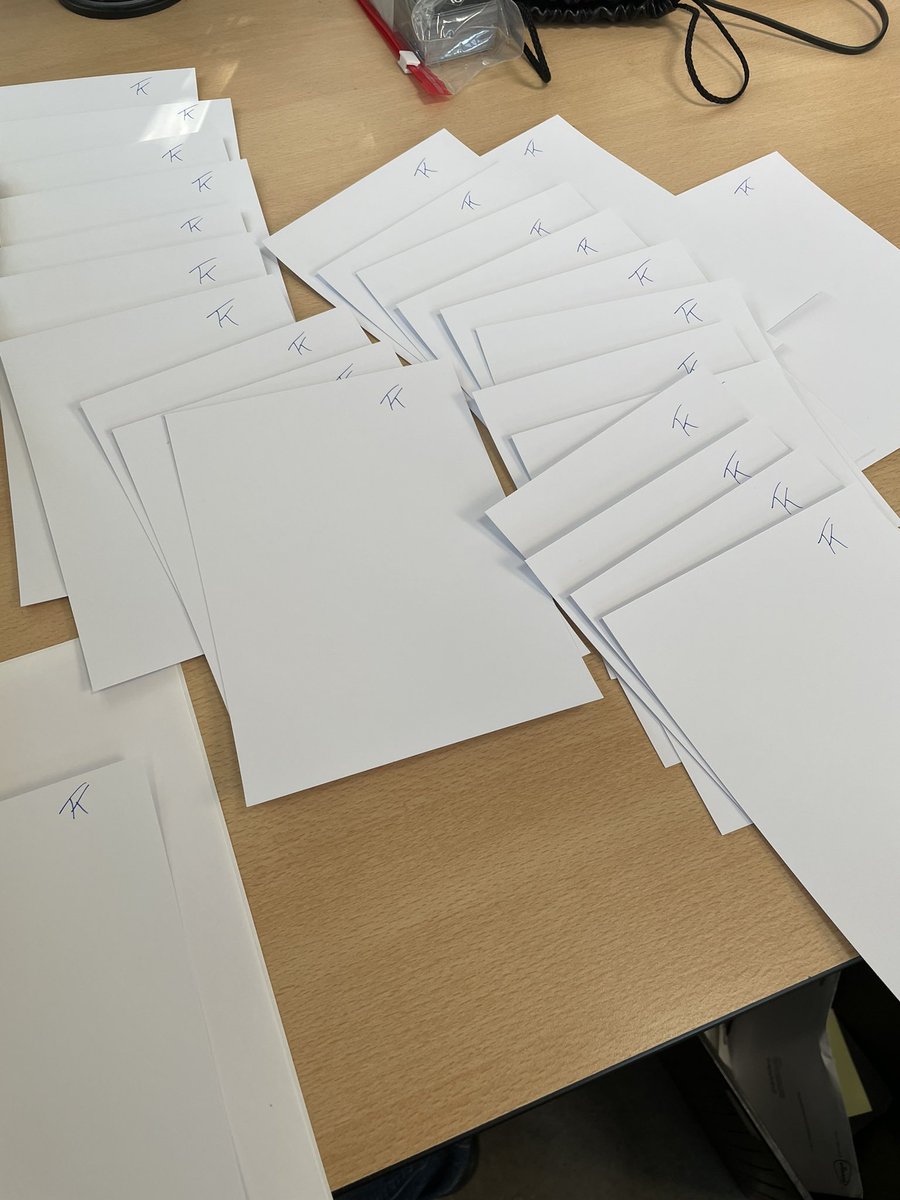 Het was weer een druk dagje Werelden ontwaken waarin we video’s opnamen, artprints signeerden en andere belangrijke dingen deden omdat de bundel er bijna is.