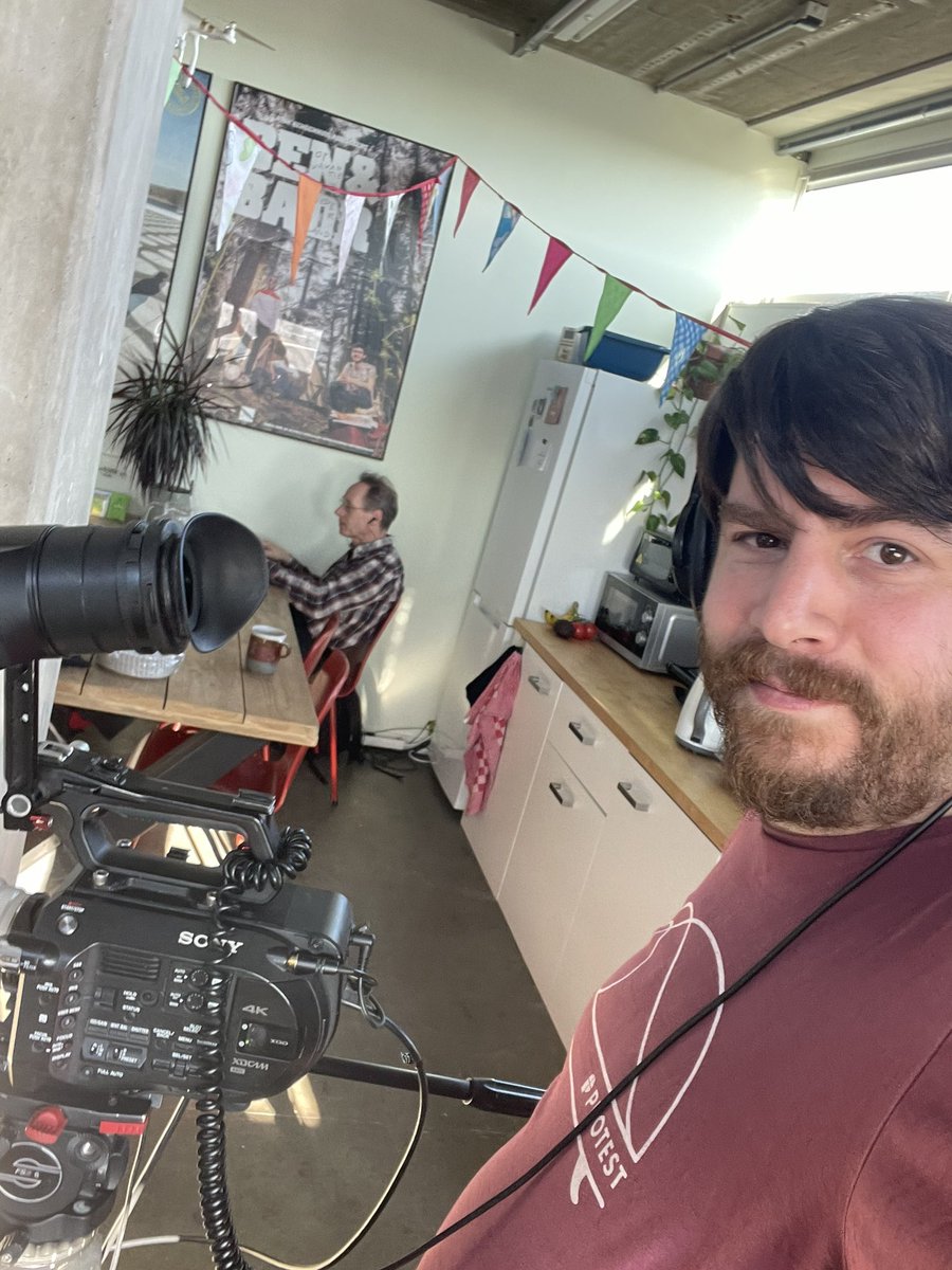 tomkr's tweet photo. Het was weer een druk dagje Werelden ontwaken waarin we video’s opnamen, artprints signeerden en andere belangrijke dingen deden omdat de bundel er bijna is. https://t.co/LiriZuNdoK