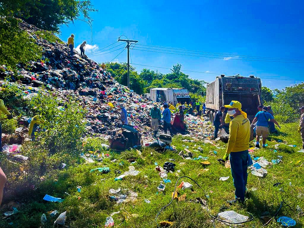 NIApopaSv's tweet photo. Nuestro partido @nuevasideas Apopa a compaño la mega jornada de limpieza en el municipio de 📍 Tonacatepeque. 

Estas acciones forman parte del Plan #CeroBasura, implementado bajo el liderazgo de nuestro Presidente @nayibbukele. ♻️

@XZablah https://t.co/EsGdpubjU8