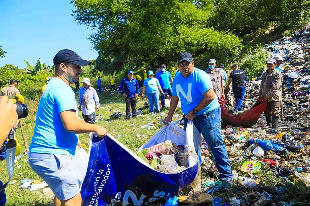 NIApopaSv's tweet photo. Nuestro partido @nuevasideas Apopa a compaño la mega jornada de limpieza en el municipio de 📍 Tonacatepeque. 

Estas acciones forman parte del Plan #CeroBasura, implementado bajo el liderazgo de nuestro Presidente @nayibbukele. ♻️

@XZablah https://t.co/EsGdpubjU8