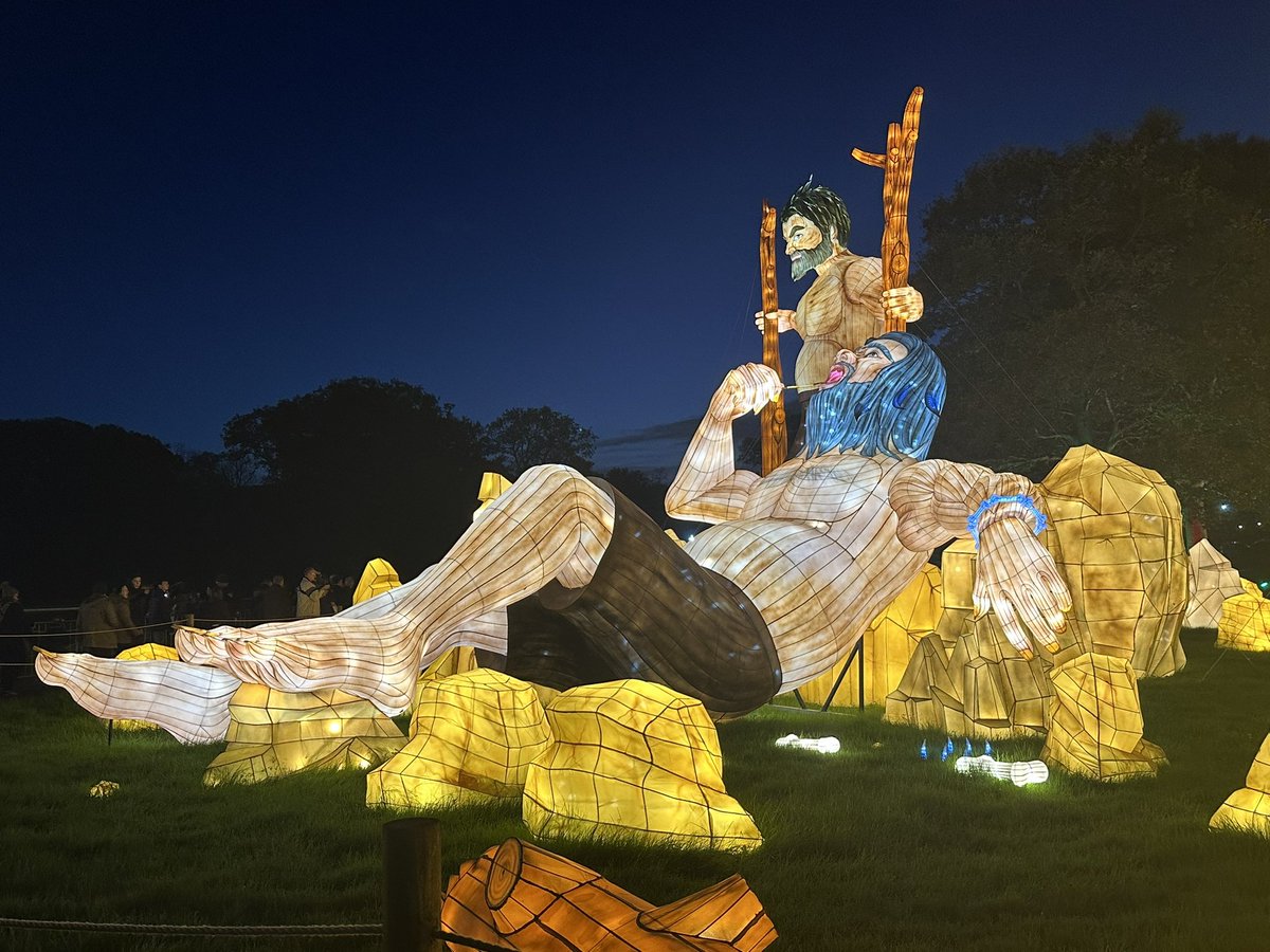PUNC21Kyle's tweet photo. Little trip today to see the Roald Dahl #festivaloflights @Longleat. Would definitely recommend!! https://t.co/4fPr7Q5Ced