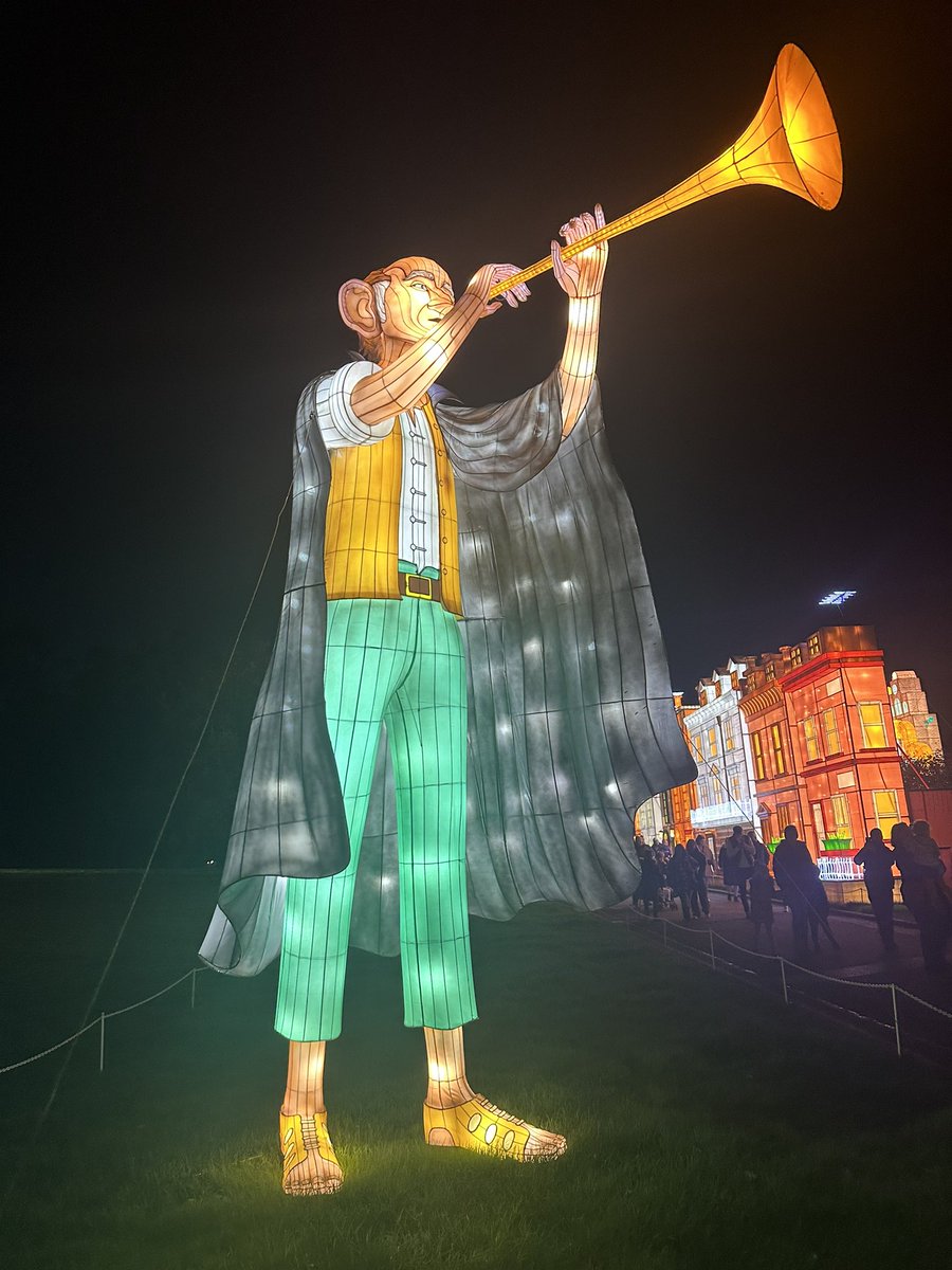 PUNC21Kyle's tweet photo. Little trip today to see the Roald Dahl #festivaloflights @Longleat. Would definitely recommend!! https://t.co/4fPr7Q5Ced