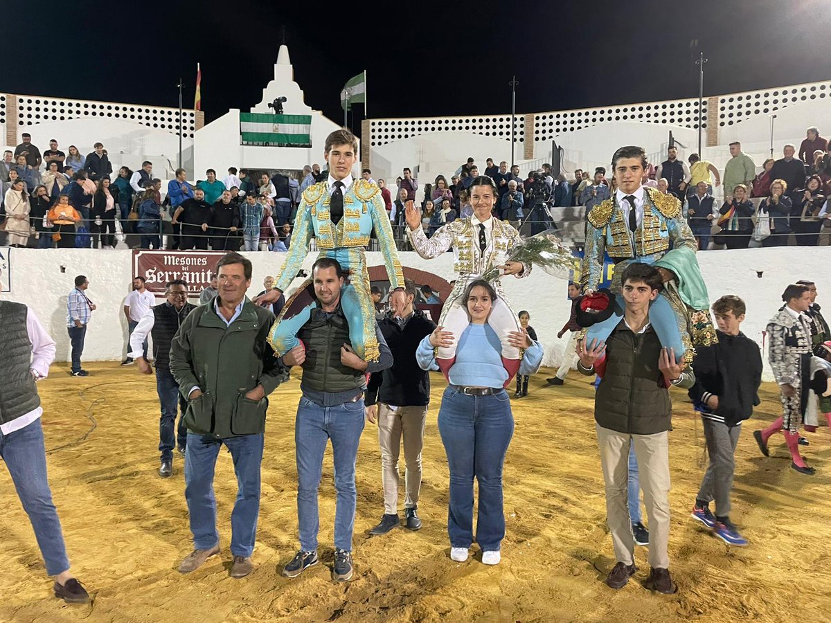 Algar: ‘Puerta Grande’ para Ángel Pérez, cuatro orejas y rabo; junto a Miriam Cabas y Martín Morilla

tauromaquiasmundiales.es/algar-puerta-g…