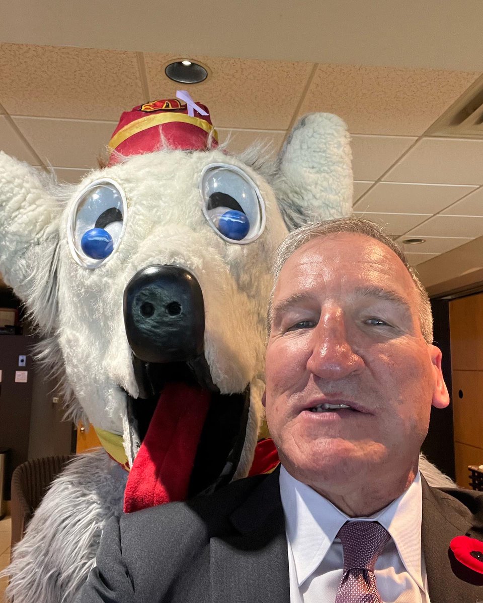 hockey_tr's tweet photo. Fun to take in the weekend here in Calgary Lanny Toast/Roast and a big Flames win. I had a nice seat curtesy of the Flames Owners. @NHLFlames @AlumniFlames @NHLAlumni @CPKidsandFamily @curecancerfnd #harveythehound #flameswin #slumpbuster https://t.co/ovW1sAuY4p
