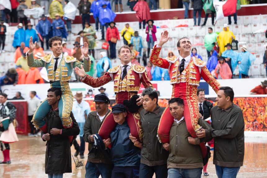 Triunfo bajo el diluvio en Latacunga de El Fandi, Manuel Escribano y Leo Valadez

tauromaquiasmundiales.es/triunfo-bajo-e…