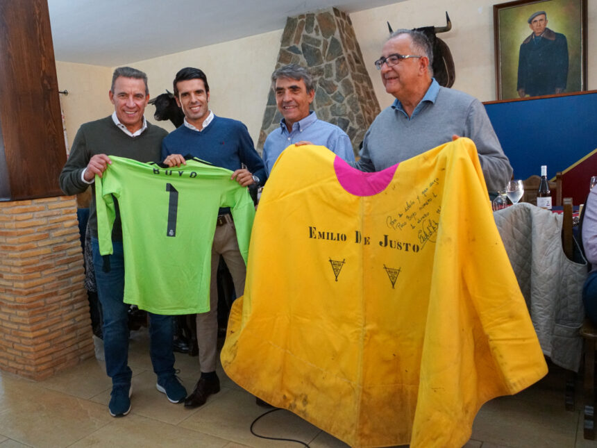Emilio de Justo arropado por grandes personalidades junto a su Club Taurino

tauromaquiasmundiales.es/emilio-de-just…