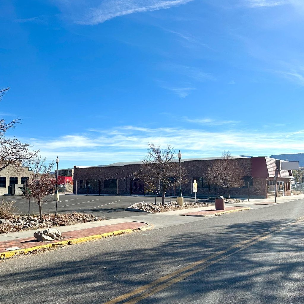 JeffreeStar's tweet photo. ✨I’M SO EXCITED TO ANNOUNCE that I’m opening up my first RETAIL STORE!!!!✨ You will be able to shop ALL things #JeffreeStar! Located in downtown Casper, Wyoming and right in the heart of the Old Yellowstone District! 💄🤠  THE TEA: https://t.co/k2zMlxEKJL https://t.co/kFxSUPqKSM