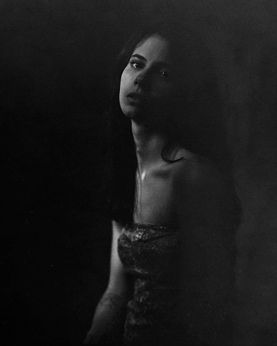 kevincampphoto's tweet image. Moody low light portrait of the gorgeous Amanda. Ilford HP5+ with Intrepid 4x5 and Schneider 210mmf5.6, dev'd in D76. Still struggling a bit to get the exposure the way I want shooting like this. #dramaticportrait #largeformar #ilfordphoto #intrepidcamera #film #shootfilm