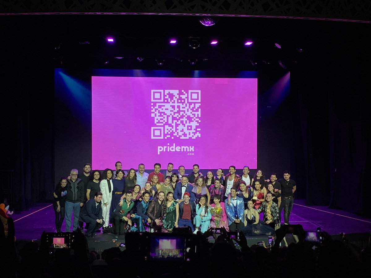 SomosPrideMx's tweet photo. ¡Qué noche tan emotiva y llena de talento! Felicidades @ThePromMexico por semejante trabajo 👏🏼👏🏼👏🏼

Una puesta en escena que tienen que ver, por lo menos, una vez en su vida. 

🎟 https://t.co/CiIy688UnR

#somospridemx #unpromparatodxs https://t.co/OmHOkrkMHW