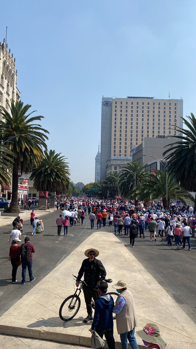 Fue una marcha enorme , pacífica, alegre y firme, ni un vidrio roto, ni una sola bronca, ni un solo negocio asaltado, ningún mobiliario urbano destruido, ni un negocio cerrado por temor , López tiene razón: No somos iguales.